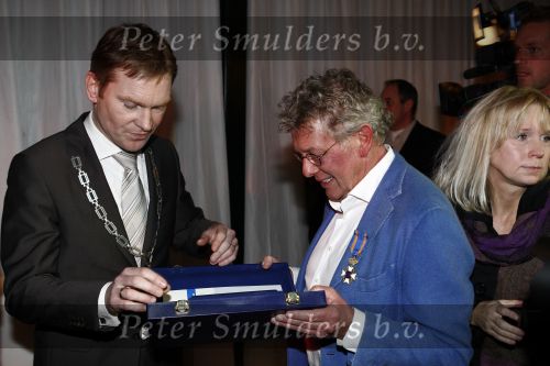 Naarden 30 januari 2009
Jan des Bouvrie krijgt een koninklijke onderscheiding, lintje bij het arsenaal. Jan met burgemeester Peter Rehwinkel
Peter Smulders bv
