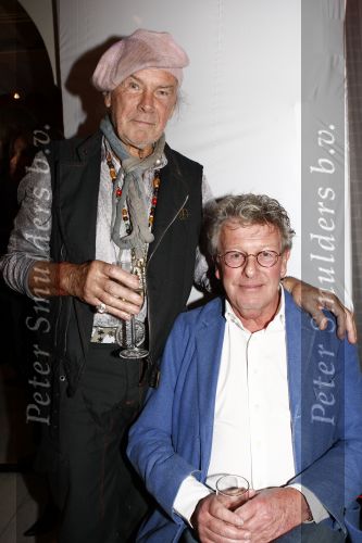 Naarden 30 januari 2009
Jan des Bouvrie krijgt een koninklijke onderscheiding, lintje bij het arsenaal. Jan des Bouvrie met moeder en familie
Peter Smulders bv