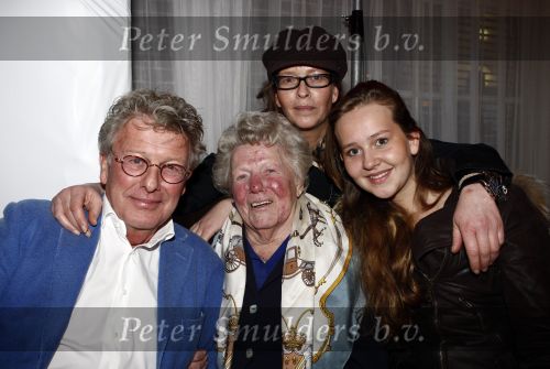 Naarden 30 januari 2009
Jan des Bouvrie krijgt een koninklijke onderscheiding, lintje bij het arsenaal. Jan des Bouvrie met moeder en familie
Peter Smulders bv