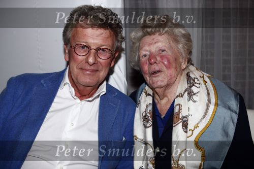 Naarden 30 januari 2009
Jan des Bouvrie krijgt een koninklijke onderscheiding, lintje bij het arsenaal. Jan des Bouvrie met moeder en familie
Peter Smulders bv