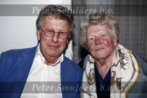 Naarden 30 januari 2009
Jan des Bouvrie krijgt een koninklijke onderscheiding, lintje bij het arsenaal. Jan des Bouvrie met moeder en familie
Peter Smulders bv