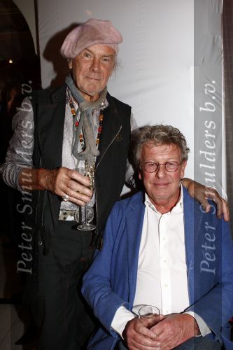 Naarden 30 januari 2009
Jan des Bouvrie krijgt een koninklijke onderscheiding, lintje bij het arsenaal. Jan des Bouvrie met moeder en familie
Peter Smulders bv