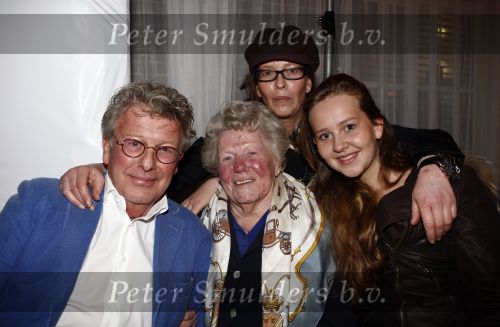 Naarden 30 januari 2009
Jan des Bouvrie krijgt een koninklijke onderscheiding, lintje bij het arsenaal. Jan des Bouvrie met moeder en familie
Peter Smulders bv