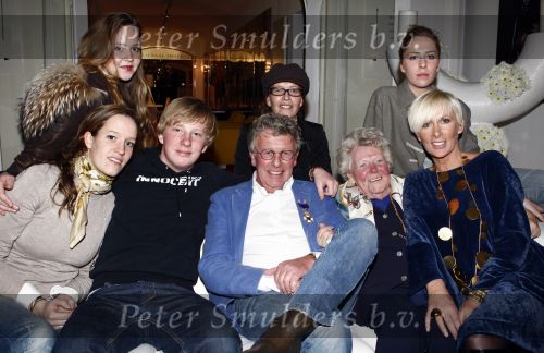 Naarden 30 januari 2009
Jan des Bouvrie krijgt een koninklijke onderscheiding, lintje bij het arsenaal. Jan des Bouvrie met moeder en familie
Peter Smulders bv