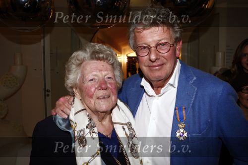 Naarden 30 januari 2009
Jan des Bouvrie krijgt een koninklijke onderscheiding, lintje bij het arsenaal. Jan des Bouvrie met moeder en familie
Peter Smulders bv