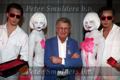 Naarden 30 januari 2009
Jan des Bouvrie krijgt een koninklijke onderscheiding, lintje bij het arsenaal. Naakt modellen beschilderen kubus bank van Jan des Bouvrie
Peter Smulders bv