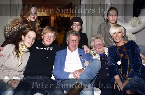 Naarden 30 januari 2009
Jan des Bouvrie krijgt een koninklijke onderscheiding, lintje bij het arsenaal. Jan des Bouvrie met moeder en familie
Peter Smulders bv