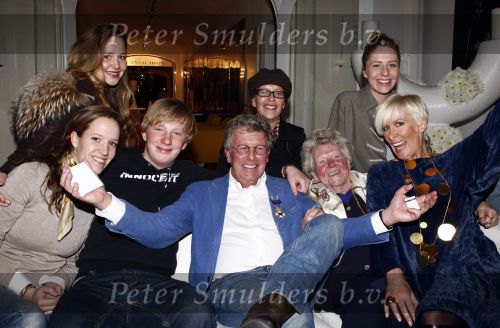 Naarden 30 januari 2009
Jan des Bouvrie krijgt een koninklijke onderscheiding, lintje bij het arsenaal. Jan des Bouvrie met moeder en familie
Peter Smulders bv