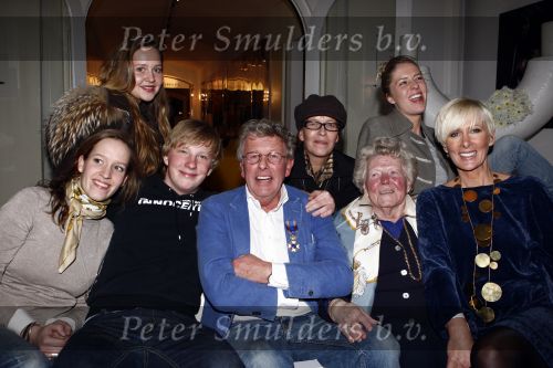 Naarden 30 januari 2009
Jan des Bouvrie krijgt een koninklijke onderscheiding, lintje bij het arsenaal. Jan des Bouvrie met moeder en familie
Peter Smulders bv