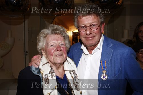 Naarden 30 januari 2009
Jan des Bouvrie krijgt een koninklijke onderscheiding, lintje bij het arsenaal. Jan des Bouvrie met moeder en familie
Peter Smulders bv