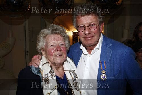 Naarden 30 januari 2009
Jan des Bouvrie krijgt een koninklijke onderscheiding, lintje bij het arsenaal. Jan des Bouvrie met moeder en familie
Peter Smulders bv