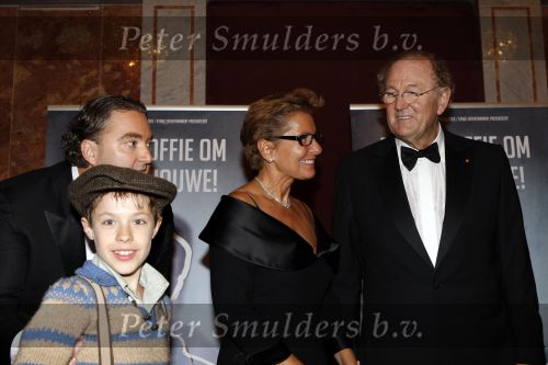 Amsterdam 5 oktober 2007
Premiere Ciske de Rat in Carre.  Koningin Beatrix met Joop en Janine v d Ende Erwin v Lambaart en Ciske de Rat