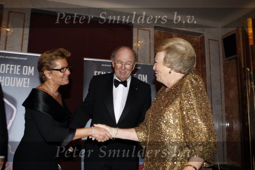 Amsterdam 5 oktober 2007
Premiere Ciske de Rat in Carre.  Koningin Beatrix met Joop en Janine v d Ende Erwin v Lambaart en Ciske de Rat