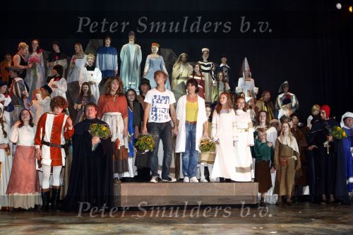 Amstelveen 27 september 2008
Premiere Kruistocht in ee spijkerbroek in schouwburg van Amstelveen. janke Dekker en Timo Dechamps spelen de hoofdrollen. Tom Egbers was er met zijn zoon en zijn dochter Amy speelt ook mee in de musical
Peter Smulders bv