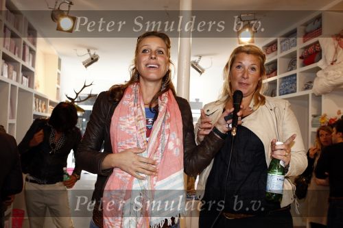Amsterdam 12 mei 2009
Het blad Grazia organiseert samen met vespa scooters een leuke rally door amsterdam heen. Winkel van Blon en de oprichtsters Janneke Droge en Femque v Geffen
Peter Smulders bv