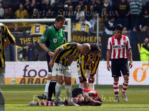 Arnhem, 20 April 2008 Kompetitiewedstrijd Vitesse-PSV, eindstand 0-1 Seizoen 2007/2008
PSV Landskampioen
Ibrahim Afellay is onderuit gehaald door Jasar Takak ( krijgt een gele kaart ) van scheidsrechter Erik Braamhaar No. 11 Juan Lorca
