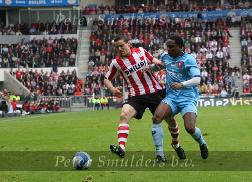 Eindhoven, 13 April 2008 Kampioenswedstrijd PSV-FC Twente, eindstand 1-1 Seizoen 2007/2008. PSV daardoor nog niet kampioen.
Jason Culina in duel met Edson Braafheid