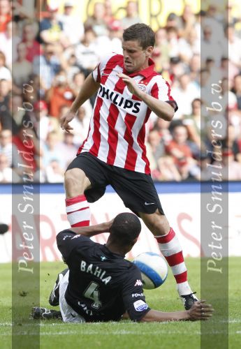 Eindhoven, 23 September 2007 Seizoen 2007/2008 Kompetitewedstrijd PSV-Feyenoord, eindstand 4-0
Jason Culina omspeelt Andre Bahia