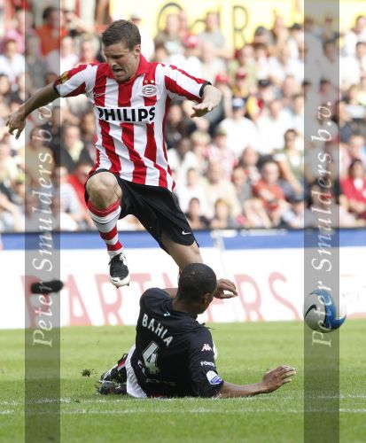 Eindhoven, 23 September 2007 Seizoen 2007/2008 Kompetitewedstrijd PSV-Feyenoord, eindstand 4-0
Jason Culina omspeelt Andre Bahia