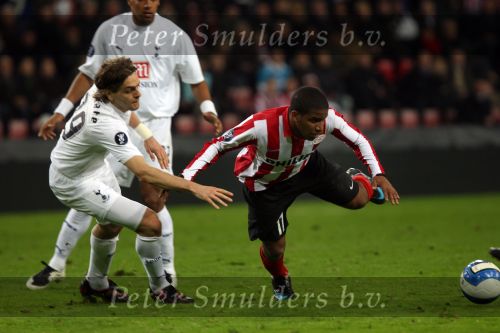 Eindhoven, 12 Maart 2008
UEFA 1/8 finale PSV-Tottenham Hotspur FC, eindstand 0-1
PSV wint na verlenging en straschoppen met 6-5 en gaat door naar de 1/4 Finale
Jefferson Farfan in duel met Jonathan Woodgate