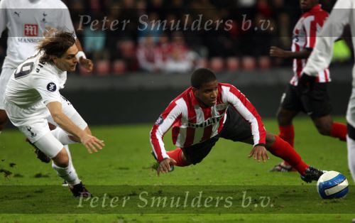 Eindhoven, 12 Maart 2008
UEFA 1/8 finale PSV-Tottenham Hotspur FC, eindstand 0-1
PSV wint na verlenging en straschoppen met 6-5 en gaat door naar de 1/4 Finale
Jefferson Farfan in duel met Jonathan Woodgate