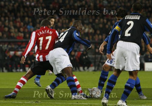 Eindhoven, 12 December 2007
Champions League wedstrijd PSV-Internationale Milan, eindstand 0-1 Seizoen 2007/2008
Jefferson Farfan in duel met Nelson Enrique Lopez Rivas