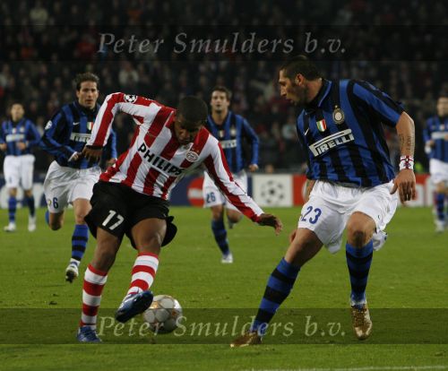 Eindhoven, 12 December 2007
Champions League wedstrijd PSV-Internationale Milan, eindstand 0-1 Seizoen 2007/2008
Jefferson Farfan in duel met Marco Materazzi