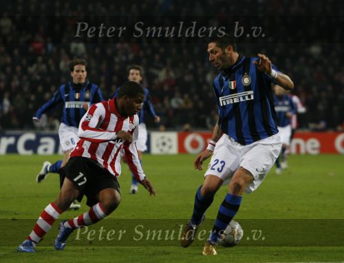 Eindhoven, 12 December 2007
Champions League wedstrijd PSV-Internationale Milan, eindstand 0-1 Seizoen 2007/2008
Jefferson Farfan in duel met Marco Materazzi