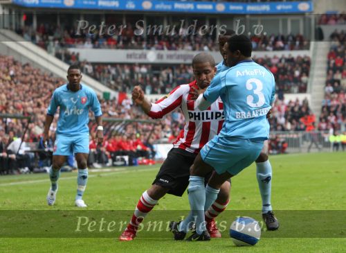 Eindhoven, 13 April 2008 Kampioenswedstrijd PSV-FC Twente, eindstand 1-1 Seizoen 2007/2008. PSV daardoor nog niet kampioen.
Jefferson Farfan in duel met Edson Braafheid