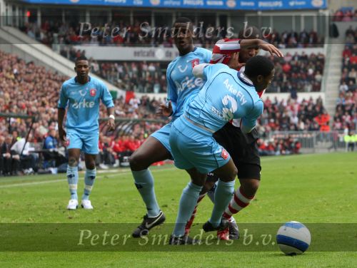 Eindhoven, 13 April 2008 Kampioenswedstrijd PSV-FC Twente, eindstand 1-1 Seizoen 2007/2008. PSV daardoor nog niet kampioen.
Jefferson Farfan in duel met Edson Braafheid