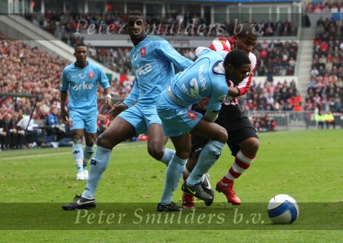 Eindhoven, 13 April 2008 Kampioenswedstrijd PSV-FC Twente, eindstand 1-1 Seizoen 2007/2008. PSV daardoor nog niet kampioen.
Jefferson Farfan in duel met Edson Braafheid