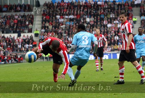 Eindhoven, 13 April 2008 Kampioenswedstrijd PSV-FC Twente, eindstand 1-1 Seizoen 2007/2008. PSV daardoor nog niet kampioen.
Jefferson Farfan in duel met Edson Braafheid