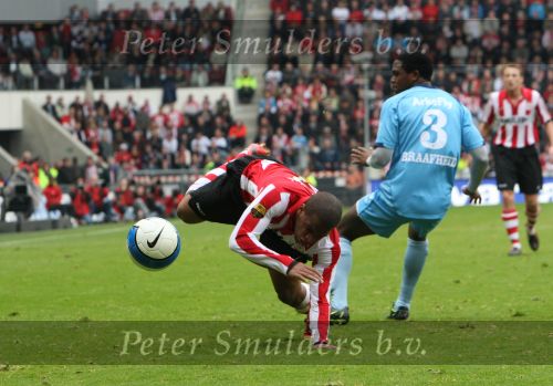 Eindhoven, 13 April 2008 Kampioenswedstrijd PSV-FC Twente, eindstand 1-1 Seizoen 2007/2008. PSV daardoor nog niet kampioen.
Jefferson Farfan in duel met Edson Braafheid