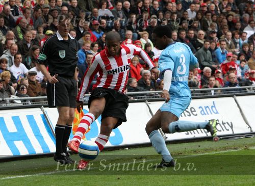 Eindhoven, 13 April 2008 Kampioenswedstrijd PSV-FC Twente, eindstand 1-1 Seizoen 2007/2008. PSV daardoor nog niet kampioen.
Jefferson Farfan in duel met Edson Braafheid