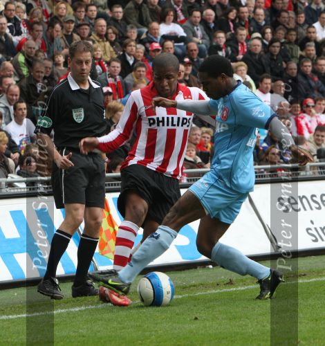 Eindhoven, 13 April 2008 Kampioenswedstrijd PSV-FC Twente, eindstand 1-1 Seizoen 2007/2008. PSV daardoor nog niet kampioen.
Jefferson Farfan in duel met Edson Braafheid