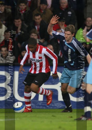 Eindhoven, 19 Maart 2008 Kompetitiewedstrijd PSV-AJAX, eindstand 0-0 
Seizoen 2007/2008
Jefferson Farfan in duel met Jan Vertonghen