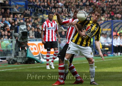 Arnhem, 20 April 2008 Kompetitiewedstrijd Vitesse-PSV, eindstand 0-1 Seizoen 2007/2008
Jefferson Farfan in duel met Gill Swerts