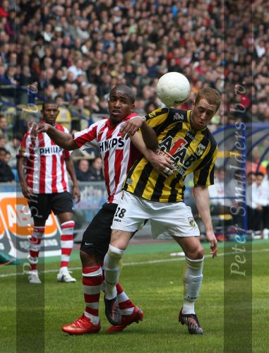 Arnhem, 20 April 2008 Kompetitiewedstrijd Vitesse-PSV, eindstand 0-1 Seizoen 2007/2008
Jefferson Farfan in duel met Gill Swerts