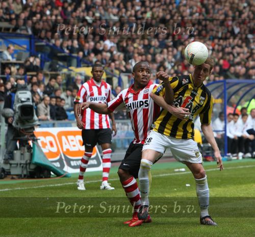 Arnhem, 20 April 2008 Kompetitiewedstrijd Vitesse-PSV, eindstand 0-1 Seizoen 2007/2008
Jefferson Farfan in duel met Gill Swerts