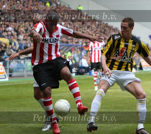 Arnhem, 20 April 2008 Kompetitiewedstrijd Vitesse-PSV, eindstand 0-1 Seizoen 2007/2008
Jefferson Farfan in duel met Gill Swerts en Jasar Takak