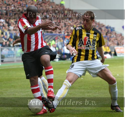 Arnhem, 20 April 2008 Kompetitiewedstrijd Vitesse-PSV, eindstand 0-1 Seizoen 2007/2008
Jefferson Farfan in duel met Gill Swerts