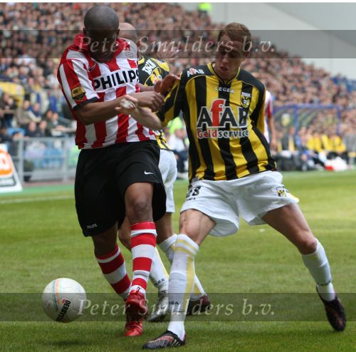 Arnhem, 20 April 2008 Kompetitiewedstrijd Vitesse-PSV, eindstand 0-1 Seizoen 2007/2008
Jefferson Farfan in duel met Gill Swerts en Jasar Takak