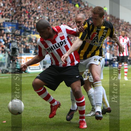 Arnhem, 20 April 2008 Kompetitiewedstrijd Vitesse-PSV, eindstand 0-1 Seizoen 2007/2008
Jefferson Farfan in duel met Gill Swerts en Jasar Takak