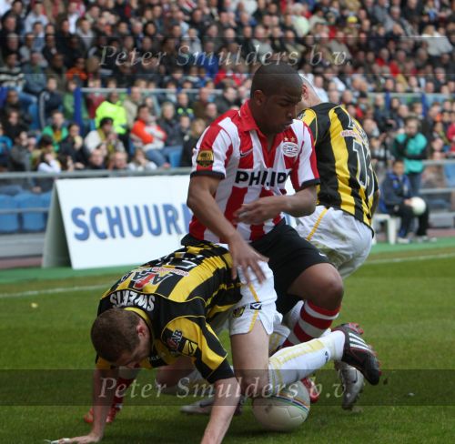 Arnhem, 20 April 2008 Kompetitiewedstrijd Vitesse-PSV, eindstand 0-1 Seizoen 2007/2008
Jefferson Farfan in duel met Gill Swerts en Jasar Takak