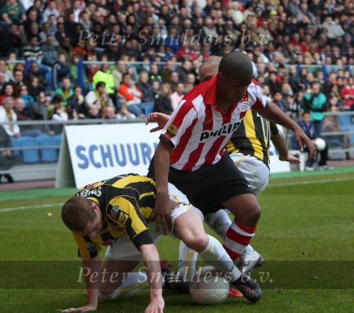 Arnhem, 20 April 2008 Kompetitiewedstrijd Vitesse-PSV, eindstand 0-1 Seizoen 2007/2008
Jefferson Farfan in duel met Gill Swerts en Jasar Takak