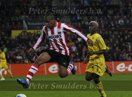 Eindhoven, 20 Oktober 2007
Kompetitiewedstrijd PSV-VVV, eindstand 3-1
Seizoen 2007/2008
Jefferson Farfan in duel met Mike Mampuya