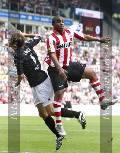 Eindhoven, 23 September 2007 Seizoen 2007/2008 Kompetitewedstrijd PSV-Feyenoord, eindstand 4-0
Jefferson Farfan in duel met Theo Lucius