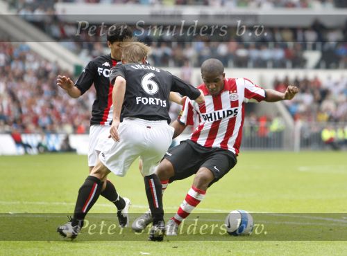 Eindhoven, 23 September 2007 Seizoen 2007/2008 Kompetitewedstrijd PSV-Feyenoord, eindstand 4-0
Jefferson Farfan in duel met Theo Lucius