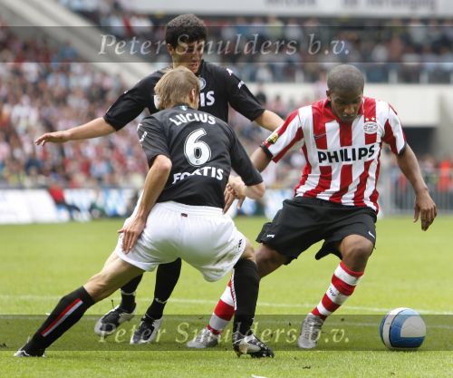 Eindhoven, 23 September 2007 Seizoen 2007/2008 Kompetitewedstrijd PSV-Feyenoord, eindstand 4-0
Jefferson Farfan in duel met Theo Lucius