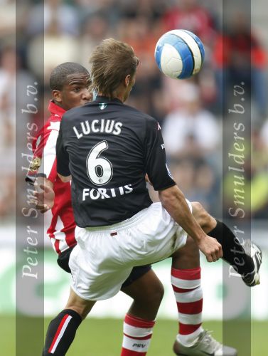 Eindhoven, 23 September 2007 Seizoen 2007/2008 Kompetitewedstrijd PSV-Feyenoord, eindstand 4-0
Jefferson Farfan in duel met Theo Lucius